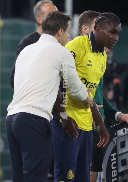Union's head coach David Hubert and Union's Sekou Keita pictured during a soccer game between Belgian Royale Union Saint-Gilloise and Spanish Real Sociedad, Thursday 15 October 2026 in Leuven, the 2nd match of the UEFA Europa League league phase