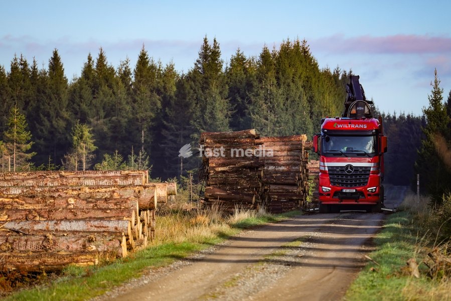 This image shows a field visit organized for the kick-off of the Hautes-Fagnes (High Fens) restoration works, on Friday 16 October 2026 in Spa. The fire started on August 14th and 3366 hectares (on a total of 4500) were impacted, a perimeter of 27 km