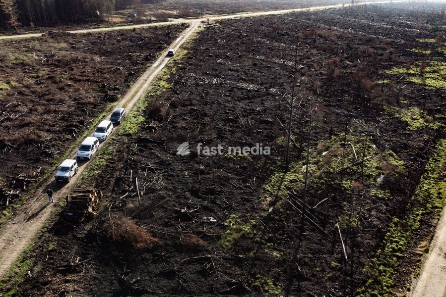 This image shows a field visit organized for the kick-off of the Hautes-Fagnes (High Fens) restoration works, on Friday 16 October 2026 in Spa. The fire started on August 14th and 3366 hectares (on a total of 4500) were impacted, a perimeter of 27 km