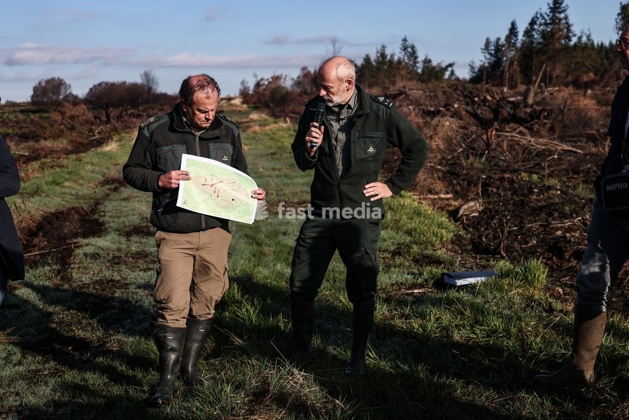 This image shows a field visit organized for the kick-off of the Hautes-Fagnes (High Fens) restoration works, on Friday 16 October 2026 in Spa. The fire started on August 14th and 3366 hectares (on a total of 4500) were impacted, a perimeter of 27 km