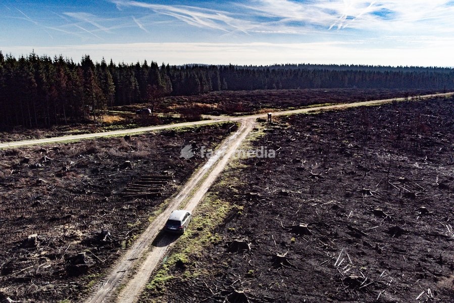 This image shows a field visit organized for the kick-off of the Hautes-Fagnes (High Fens) restoration works, on Friday 16 October 2026 in Spa. The fire started on August 14th and 3366 hectares (on a total of 4500) were impacted, a perimeter of 27 km