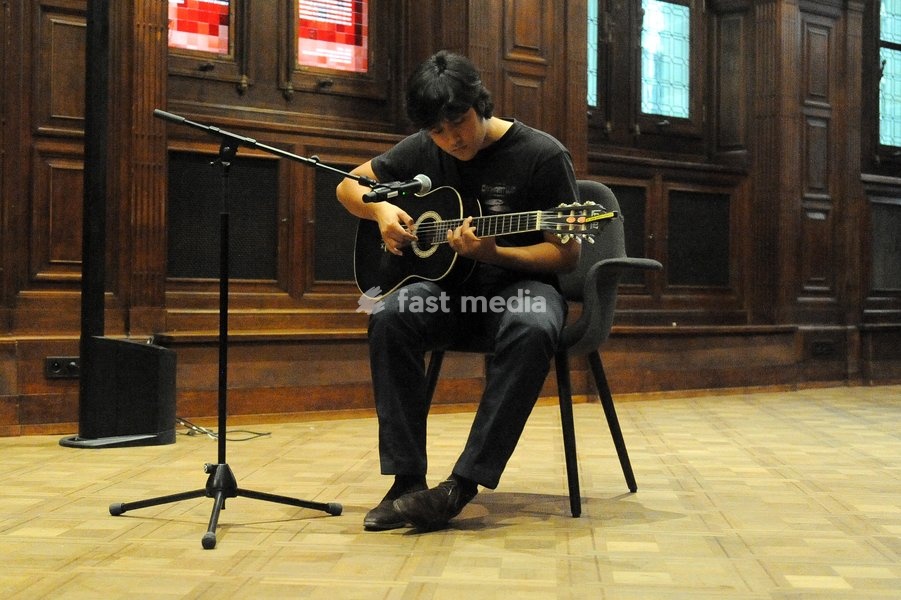 Adriàn Henrìquez performs at a press event to present the full program and kick off of the Metropolis festival (17-24/10, with the youth collective Het Hart van Metropolis, on Friday 16 October 2026, in Antwerp city hall