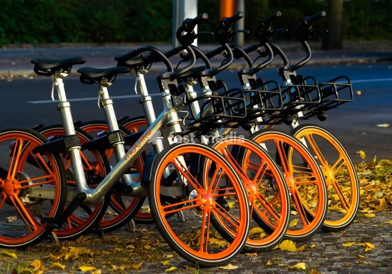 Berlin chinesische Leihfahrräder orange