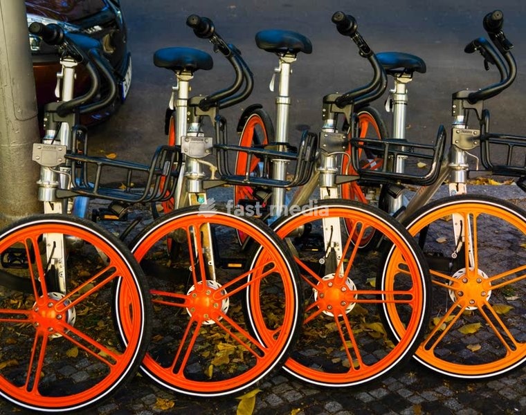 Berlin chinesische Leihfahrräder orange