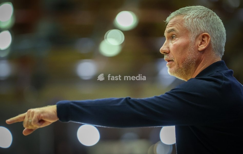 Brussels' head coach Serge Crevecoeur gestures during a basketball match between Brussels and Oostende, Friday 16 October 2026 in Brussels, on day 3 of the 'BNXT League' Belgian and Dutch first division basket championship