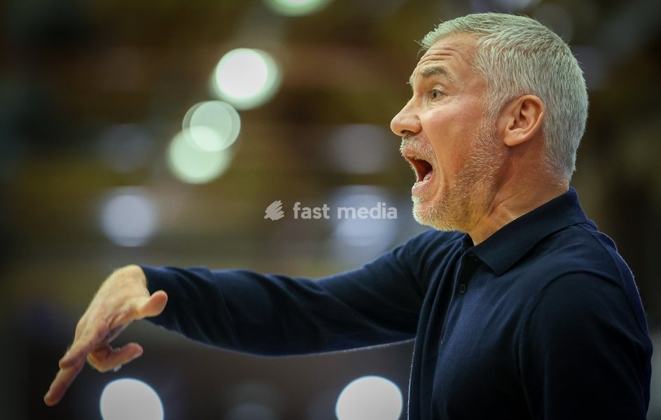 Brussels' head coach Serge Crevecoeur gestures during a basketball match between Brussels and Oostende, Friday 16 October 2026 in Brussels, on day 3 of the 'BNXT League' Belgian and Dutch first division basket championship