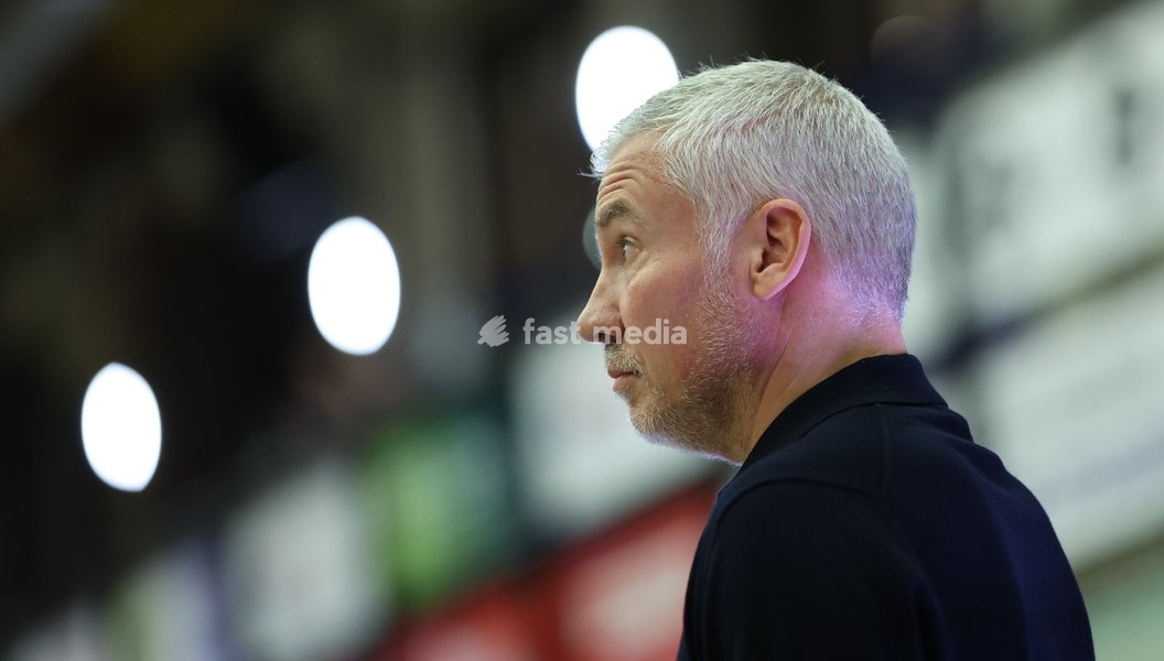 Brussels' head coach Serge Crevecoeur pictured during a basketball match between Brussels and Oostende, Friday 16 October 2026 in Brussels, on day 3 of the 'BNXT League' Belgian and Dutch first division basket championship