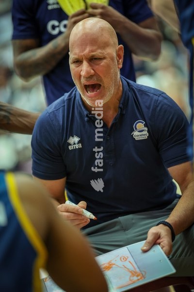 Oostende's head coach Dennis Wucherer talks to his players during a basketball match between Brussels and Oostende, Friday 16 October 2026 in Brussels, on day 3 of the 'BNXT League' Belgian and Dutch first division basket championship