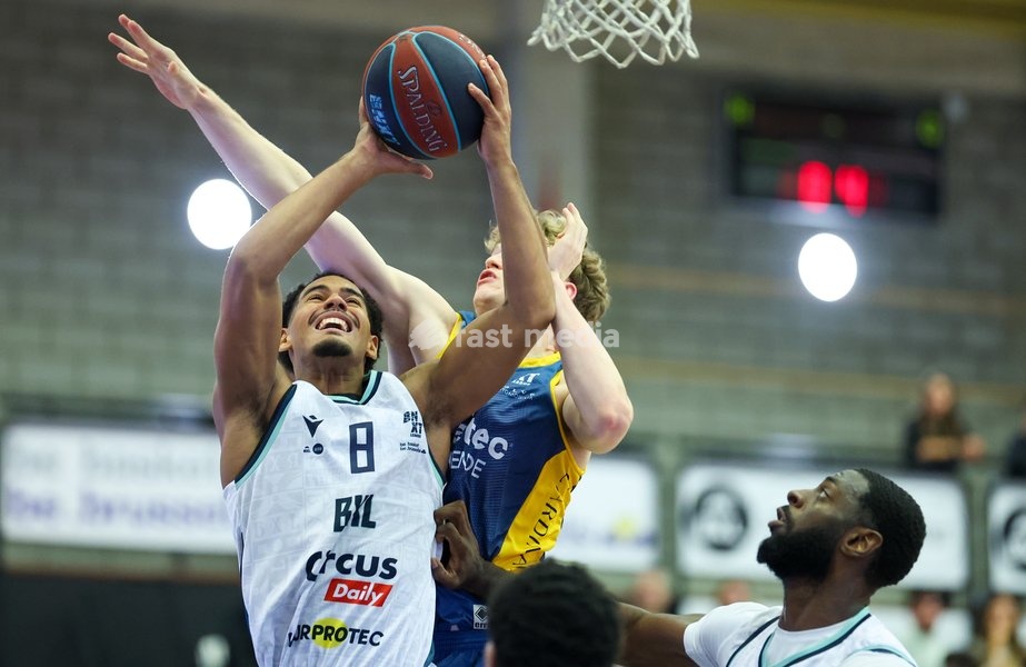 Brussels' Douglas Ntesa Bunzu fights for the ball during a basketball match between Brussels and Oostende, Friday 16 October 2026 in Brussels, on day 3 of the 'BNXT League' Belgian and Dutch first division basket championship