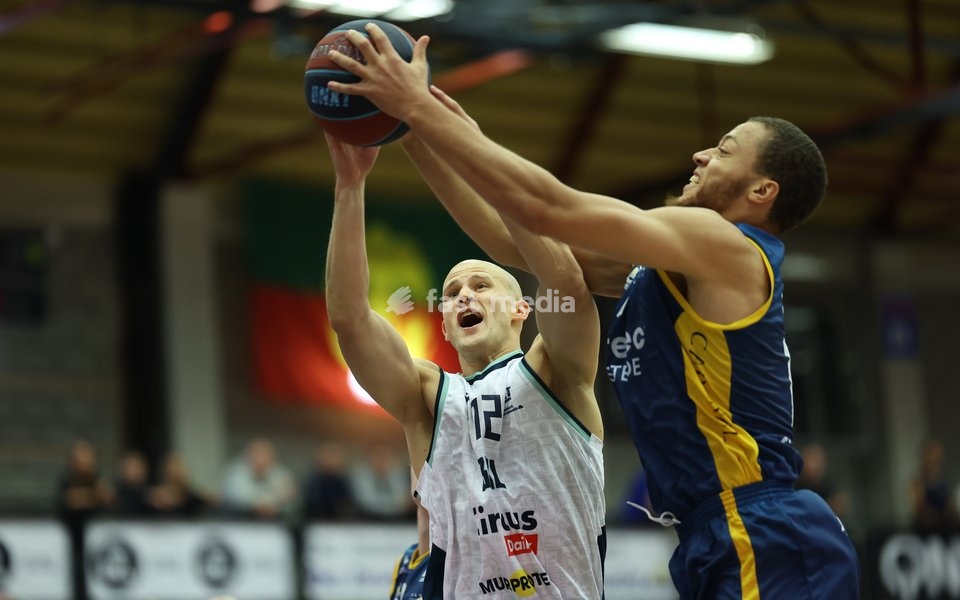 Brussels' Yannick Dammen and Oostende's Moussa Sylla fight for the ball during a basketball match between Brussels and Oostende, Friday 16 October 2026 in Brussels, on day 3 of the 'BNXT League' Belgian and Dutch first division basket championship