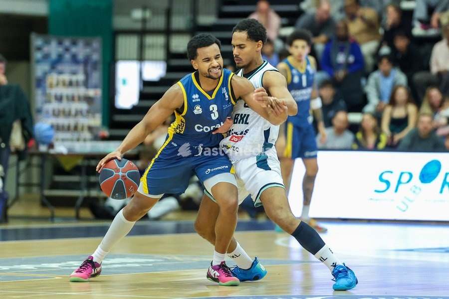Oostende's Stephan Swenson and Brussels' Douglas Ntesa Bunzu fight for the ball during a basketball match between Brussels and Oostende, Friday 16 October 2026 in Brussels, on day 3 of the 'BNXT League' Belgian and Dutch first division basket championship