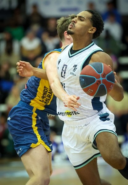 Oostende's Daan Pieters and Brussels' Douglas Ntesa Bunzu fight for the ball during