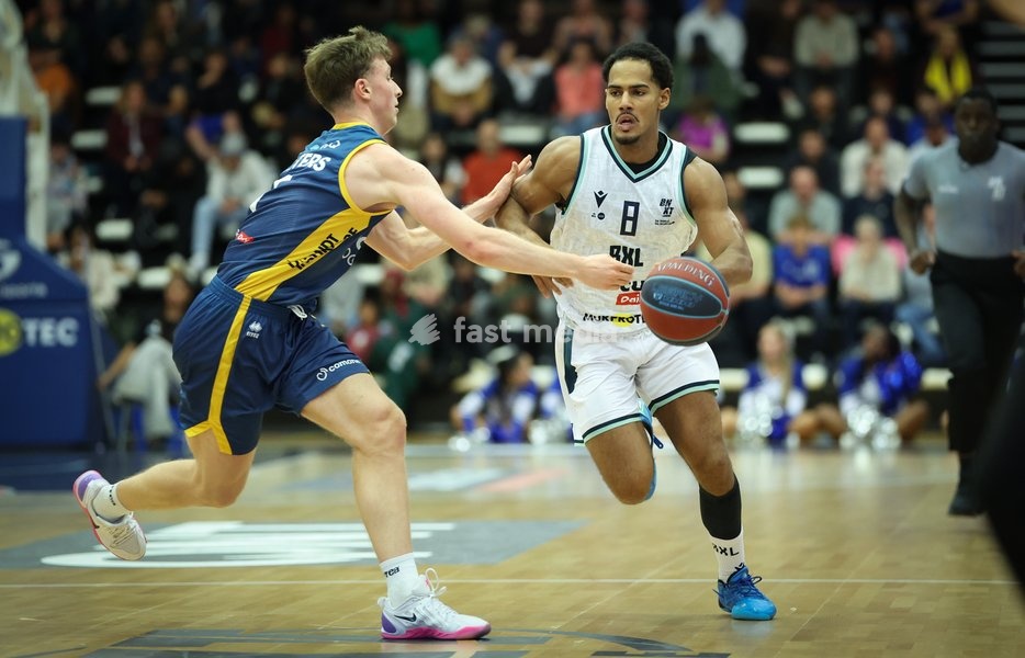 Oostende's Daan Pieters and Brussels' Douglas Ntesa Bunzu fight for the ball during a basketball match between Brussels and Oostende, Friday 16 October 2026 in Brussels, on day 3 of the 'BNXT League' Belgian and Dutch first division basket championship