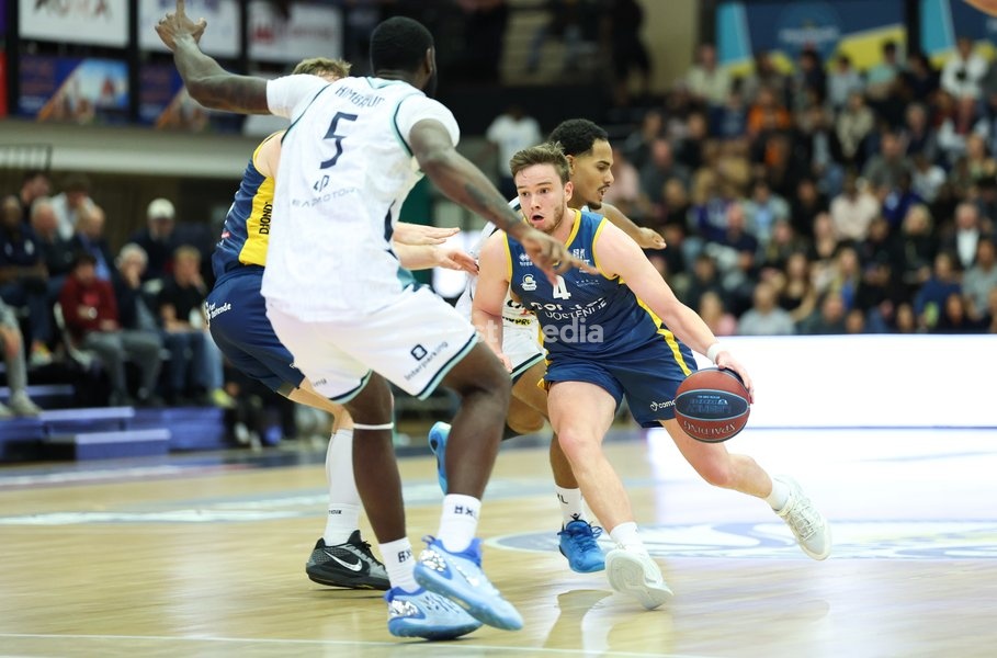 Oostende's Simon Buysse fights for the ball during a basketball match between Brussels and Oostende, Friday 16 October 2026 in Brussels, on day 3 of the 'BNXT League' Belgian and Dutch first division basket championship
