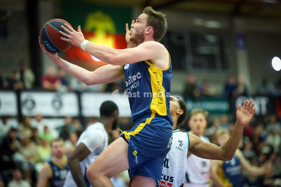 Oostende's Simon Buysse fights for the ball during a basketball match between Brussels and Oostende, Friday 16 October 2026 in Brussels, on day 3 of the 'BNXT League' Belgian and Dutch first division basket championship