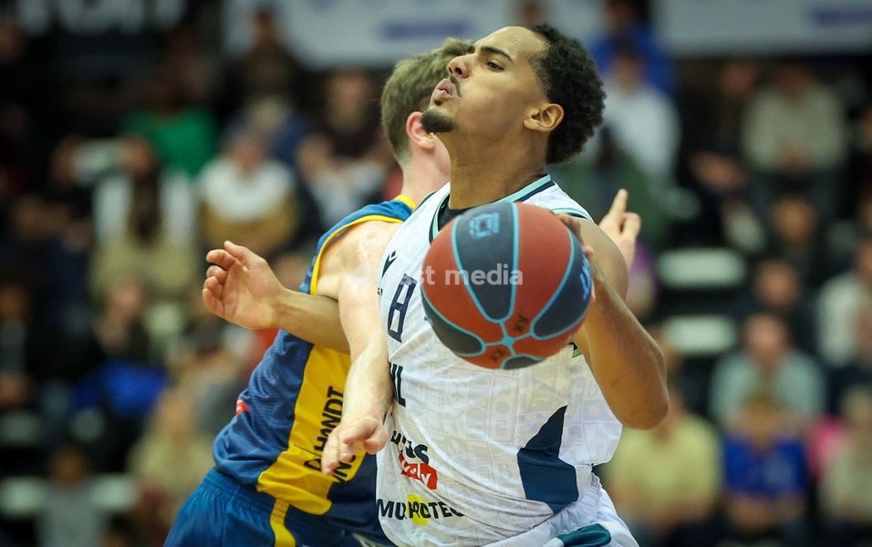 Oostende's Daan Pieters and Brussels' Douglas Ntesa Bunzu fight for the ball during