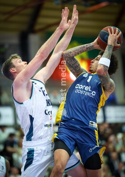 Brussels' Tucker Richardson and Oostende's Dakota Leffew fight for the ball during a basketball match between Brussels and Oostende, Friday 16 October 2026 in Brussels, on day 3 of the 'BNXT League' Belgian and Dutch first division basket championship