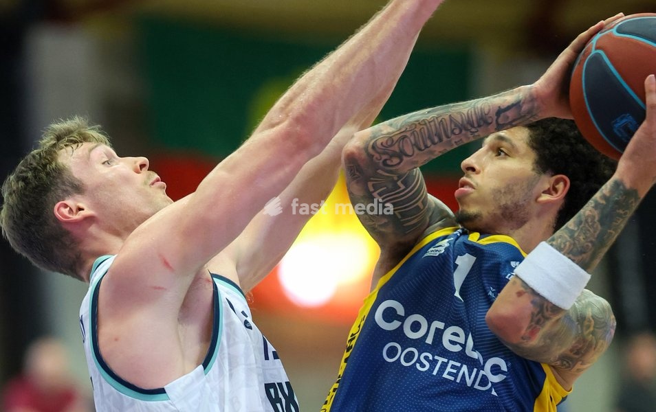 Brussels' Tucker Richardson and Oostende's Dakota Leffew fight for the ball during a basketball match between Brussels and Oostende, Friday 16 October 2026 in Brussels, on day 3 of the 'BNXT League' Belgian and Dutch first division basket championship