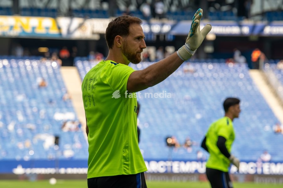 RCDE STADIUM, CORNELLA DE LLOBREGAT, SPAIN - OCTOBER 17: Jan Oblak of Club Atletico de Madrid greets cheering young fans prior to the LALIGA EA SPORTS match between RCD Espanyol and Club Atletico de Madrid at RCDE Stadium on October 17, 2026 in Cornella de Llobregat, Spain