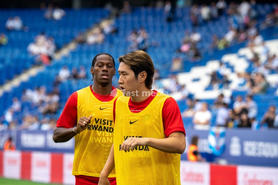 RCDE STADIUM, CORNELLA DE LLOBREGAT, SPAIN - OCTOBER 17: Lee Kang-In of Club Atletico de Madrid warms up prior to the LALIGA EA SPORTS match between RCD Espanyol and Club Atletico de Madrid at RCDE Stadium on October 17, 2026 in Cornella de Llobregat, Spain