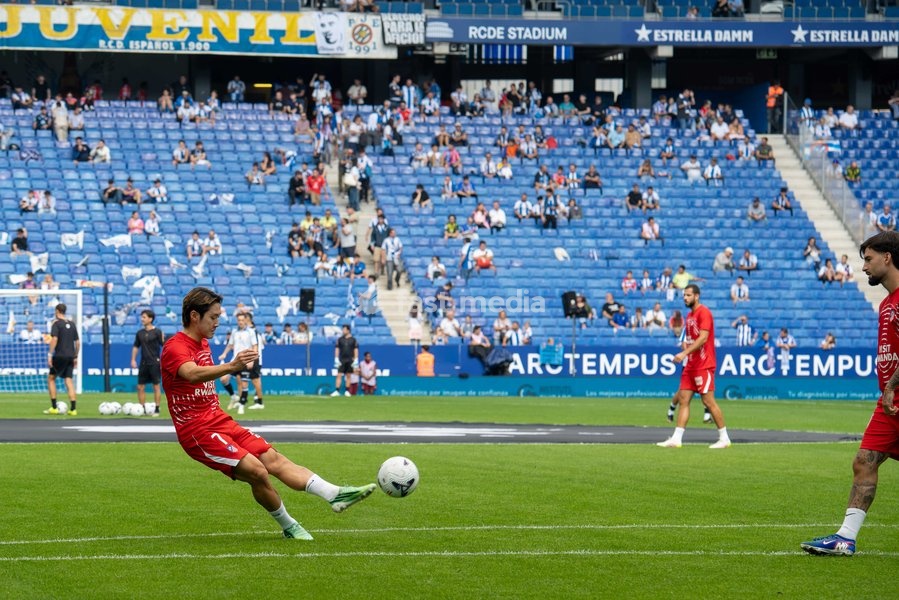 RCDE STADIUM, CORNELLA DE LLOBREGAT, SPAIN - OCTOBER 17: Lee Kang-In of Club Atletico de Madrid warms up prior to the LALIGA EA SPORTS match between RCD Espanyol and Club Atletico de Madrid at RCDE Stadium on October 17, 2026 in Cornella de Llobregat, Spain