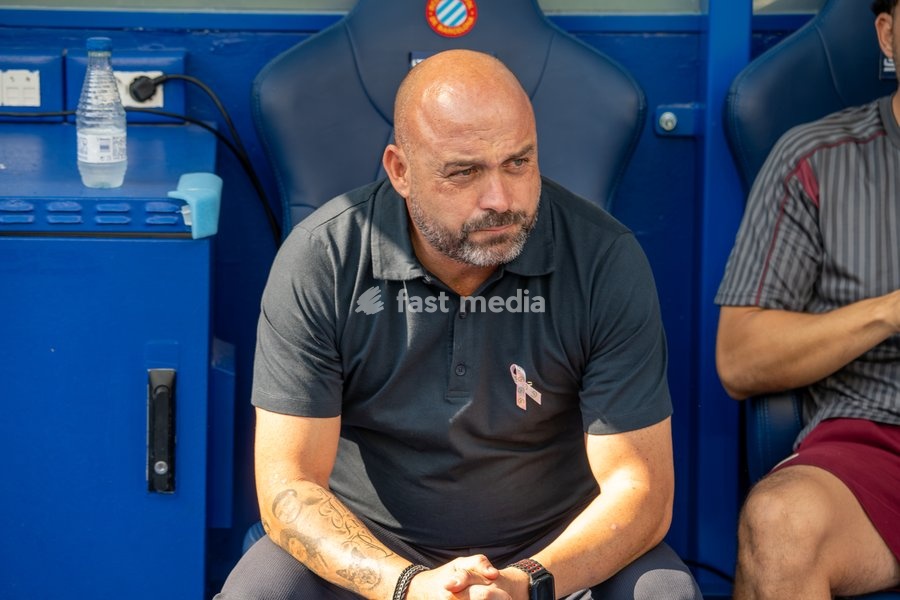 Manolo González, head coach of RCD Espanyol, and Diego Simeone shake hands before the LaLiga EA Sports matchday 9 fixture between RCD Espanyol and Atletico de Madrid at RCDE Stadium on October 17, 2026, in Barcelona, Spain