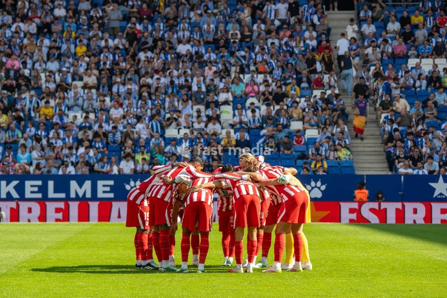 RCDE STADIUM, CORNELLA DE LLOBREGAT, SPAIN - OCTOBER 17: Players of Club Atletico de Madrid gather in a huddle for a motivational talk prior to the LALIGA EA SPORTS match between RCD Espanyol and Club Atletico de Madrid at RCDE Stadium on October 17, 2026 in Cornella de Llobregat, Spain
