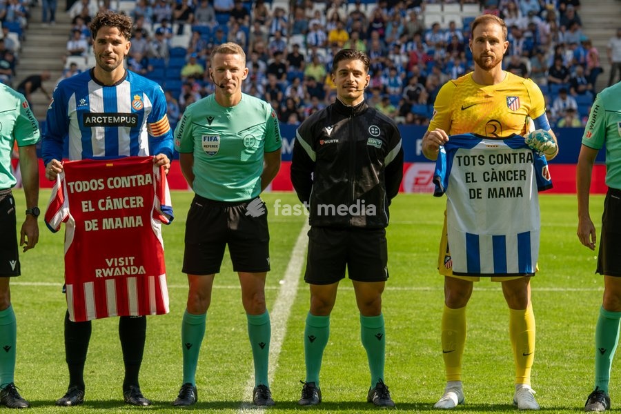 Team captains Jan Oblak of Club Atletico de Madrid and Leandro Cabrera of RCD Espanyol hold up a jersey to raise awareness for a breast cancer campaign prior to the LALIGA EA SPORTS match between RCD Espanyol and Club Atletico de Madrid at RCDE Stadium on October 17, 2026 in Cornella de Llobregat,…