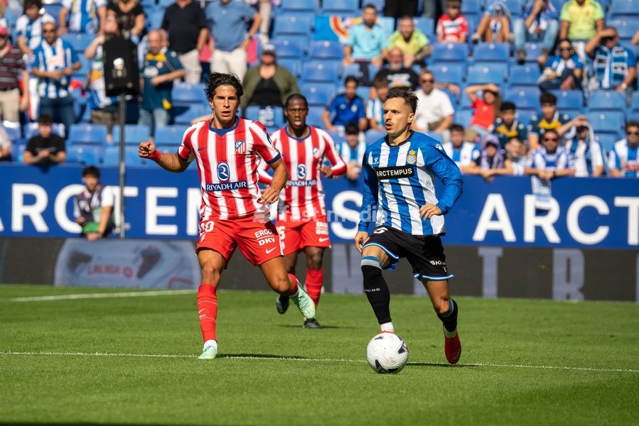 Giuliano Simeone of Club Atletico de Madrid and Bryan Zaragoza of RCD Espanyol battle for the ball during the LALIGA EA SPORTS match between RCD Espanyol and Club Atletico de Madrid at RCDE Stadium on October 17, 2026 in Cornella de Llobregat, Spain