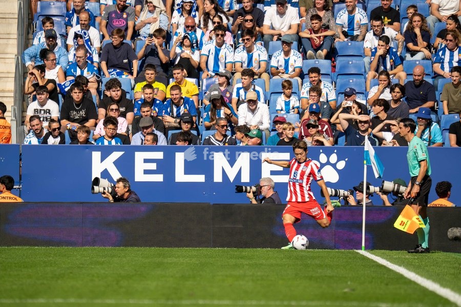 Lee Kang-In of Club Atletico de Madrid takes a corner kick during the first half of the LALIGA EA SPORTS match between RCD Espanyol and Club Atletico de Madrid at RCDE Stadium on October 17, 2026 in Cornella de Llobregat, Spain