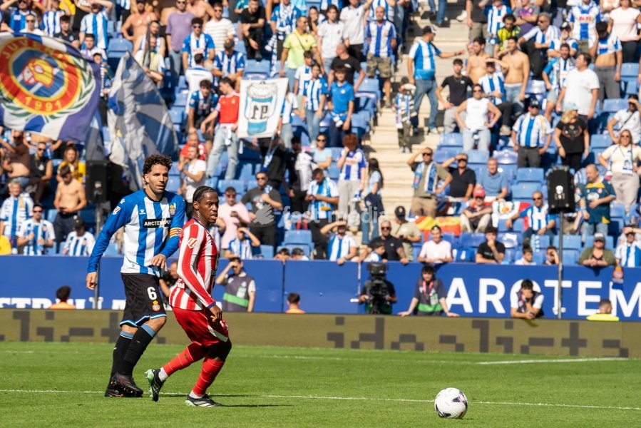 Jonathan David of Club Atletico de Madrid and Leandro Cabrera of RCD Espanyol compete for the ball during an attack during the LALIGA EA SPORTS match between RCD Espanyol and Club Atletico de Madrid at RCDE Stadium on October 17, 2026 in Cornella de Llobregat, Spain