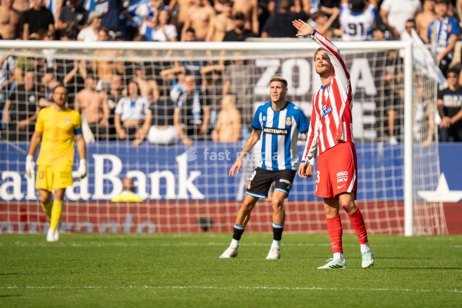Morten Hjulmand of Atletico de Madrid during the LaLiga EA Sports matchday 9 fixture between RCD Espanyol and Atletico de Madrid at RCDE Stadium on October 17, 2026, in Barcelona, Spain