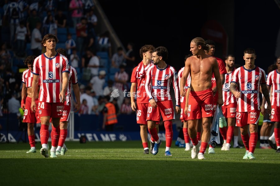 Players of Club Atletico de Madrid approach the traveling fans to celebrate the victory following the LALIGA EA SPORTS match between RCD Espanyol and Club Atletico de Madrid at RCDE Stadium on October 17, 2026 in Cornella de Llobregat, Spain