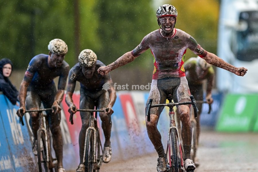 Belgian Michael Vanthourenhout of Pauwels Sauzen-Altez Industriebouw celebrates as he crosses the finish line to win the men's elite race of the 'Berencross Meulebeke' cyclocross cycling event, race 2/8 in the 'HG Cross' competition, on Saturday 17 October 2026