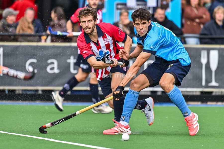 Leopold's Jean-Baptiste Forgues and Braxgata's Tobias Biekens fight for the ball during a hockey game between Braxgata and Leopold, Sunday 18 October 2026 in Boom, on day 6 of the Belgian first division hockey championship