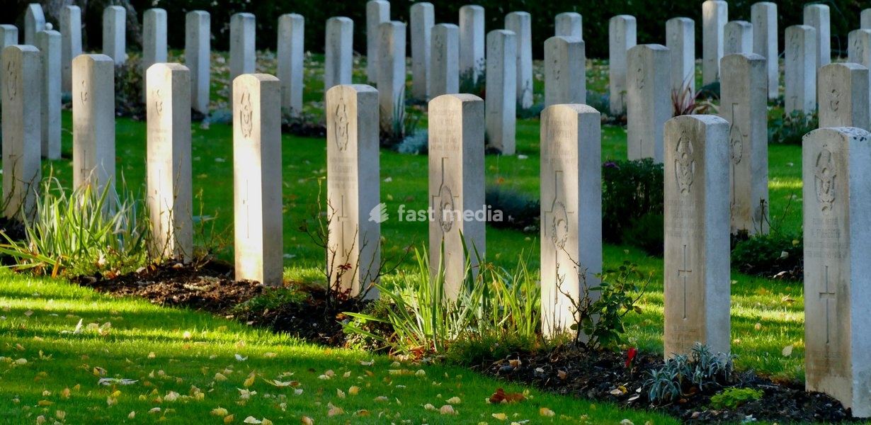 The War Graves in the autumn sunshine. Located just off North Hinksey Lane, Oxford (Botley) Cemetery is the largest of the 167 CWGC sites in Oxfordshire. The dedicated war graves plot sits at the far end of the main driveway behind the cemetery chapel. It contains 156 First World War burials (many…