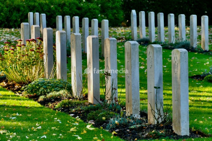 The War Graves in the autumn sunshine. Located just off North Hinksey Lane, Oxford (Botley) Cemetery is the largest of the 167 CWGC sites in Oxfordshire. The dedicated war graves plot sits at the far end of the main driveway behind the cemetery chapel. It contains 156 First World War burials (many…