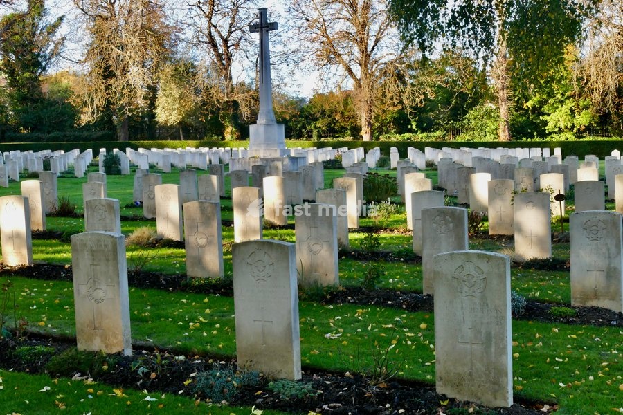The War Graves in the autumn sunshine. Located just off North Hinksey Lane, Oxford (Botley) Cemetery is the largest of the 167 CWGC sites in Oxfordshire. The dedicated war graves plot sits at the far end of the main driveway behind the cemetery chapel. It contains 156 First World War burials (many…