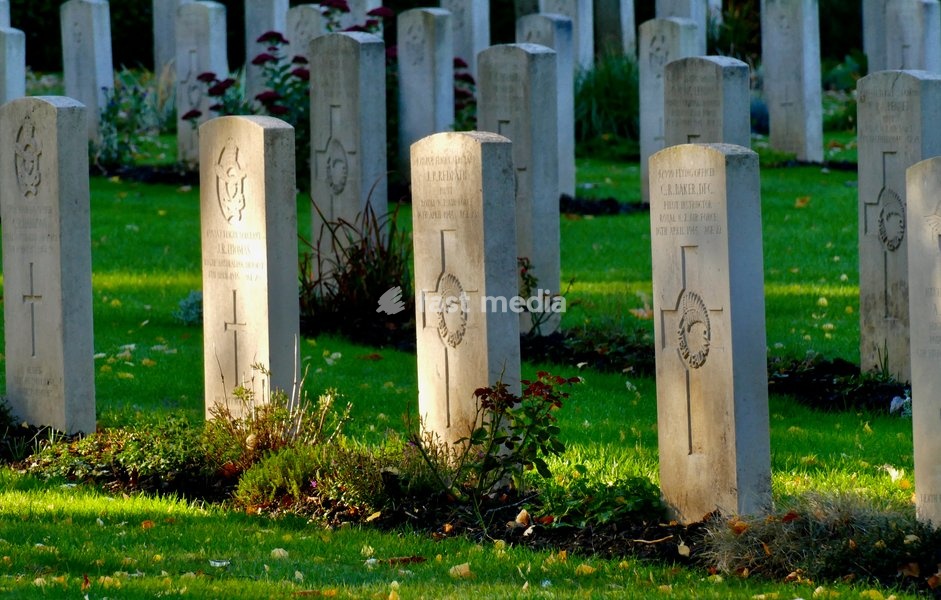 The War Graves in the autumn sunshine. Located just off North Hinksey Lane, Oxford (Botley) Cemetery is the largest of the 167 CWGC sites in Oxfordshire. The dedicated war graves plot sits at the far end of the main driveway behind the cemetery chapel. It contains 156 First World War burials (many…