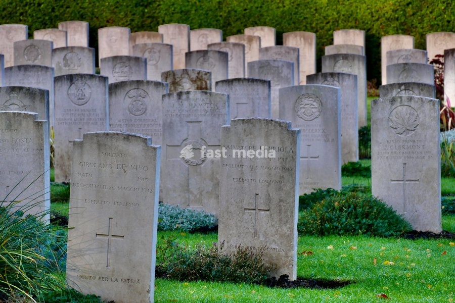The War Graves in the autumn sunshine. Located just off North Hinksey Lane, Oxford (Botley) Cemetery is the largest of the 167 CWGC sites in Oxfordshire. The dedicated war graves plot sits at the far end of the main driveway behind the cemetery chapel. It contains 156 First World War burials (many…