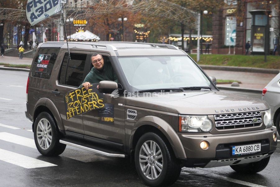 A passenger holds a banner reading "Free Azovstal Defenders" while moving in a car along Khreshchatyk Street in Maidan Nezalezhnosti (Independence Square) during the weekly “Don’t Stay Silent! Captivity Kills” rally in support of Ukrainian military personnel held in Russian captivity or listed as…