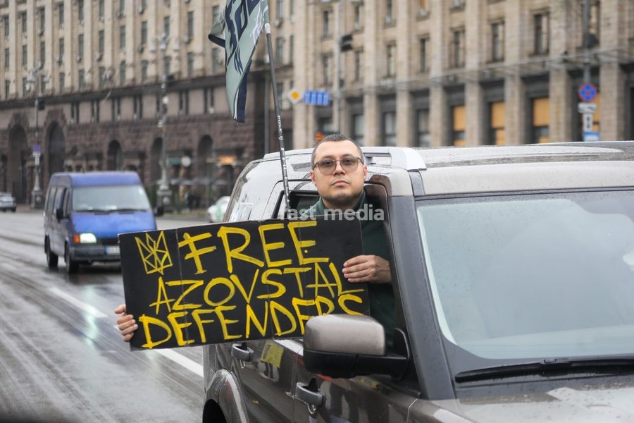 A passenger holds a banner reading "Free Azovstal Defenders" while moving in a car along Khreshchatyk Street in Maidan Nezalezhnosti (Independence Square) during the weekly “Don’t Stay Silent! Captivity Kills” rally in support of Ukrainian military personnel held in Russian captivity or listed as…