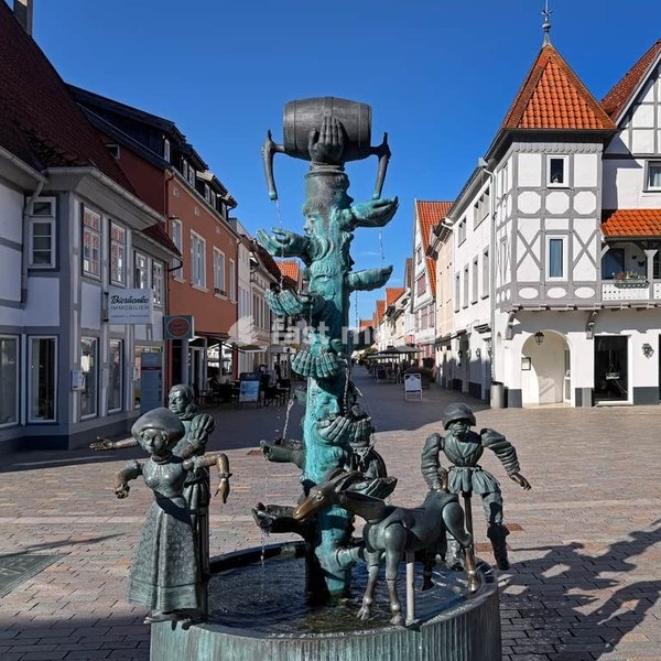 Kanzlerbrunnen am Ostertor von dem Bildhauer Bonifatius Stirnberg, Streit um ein Fass Bier aus der Stadtgeschichte um 1600, Lemgo, Deutschland, Europa