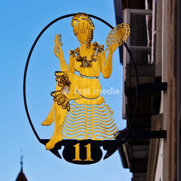Goldenes, traditionelles Nasenschild an den Steinbachhaeusern, ehemaliges Textilkaufhaus, Detail, Lemgo, Nordrhein-Westfalen, Deutschland, Europa