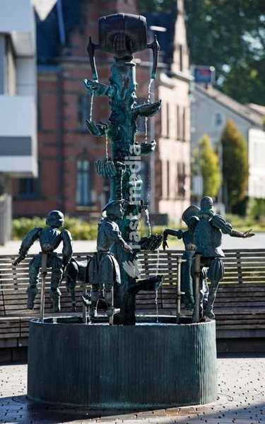 Kanzlerbrunnen am Ostertor von dem Bildhauer Bonifatius Stirnberg, Streit um ein Fass Bier aus der Stadtgeschichte um 1600, Lemgo, Deutschland, Europa