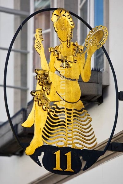 Goldenes, traditionelles Nasenschild an den Steinbachhaeusern, ehemaliges Textilkaufhaus, Detail, Lemgo, Nordrhein-Westfalen, Deutschland, Europa