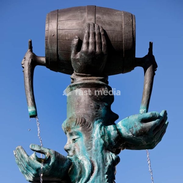Kanzlerbrunnen am Ostertor von dem Bildhauer Bonifatius Stirnberg, Streit um ein Fass Bier aus der Stadtgeschichte um 1600, Lemgo, Detail, Deutschland, Europa