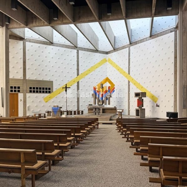 Katholische Heilig-Geist-Kirche von dem Architekten Joachim G. Hanke entworfen mit einem Farbkonzept von Otto Herbert Hajek, Lemgo, Deutschland, Europa