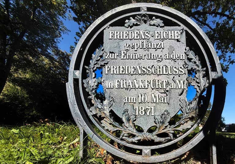 Friedens Eiche, gepflanzt zur Erinnerung an den Friedensschluss in Frankfurt am Main am 10 Mai 1871, Lemgo, Nordrhein-Westfalen, Deutschland, Europa