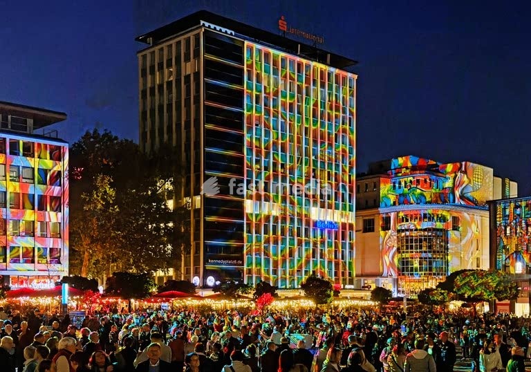 Essen Light Festival, Lichtkunstfestival, Diving in the Sea of Colors von Daniel Margraf, Kennedyplatz, Essen, Nordrhein-Westfalen, Deutschland, Europa